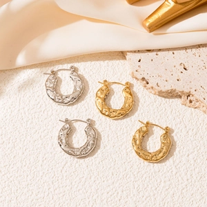 Créoles minimalistes en acier inoxydable or 18 carats et argent avec texture martelée