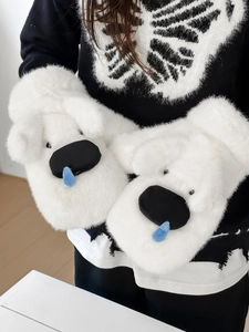 Détail des moufles blanches en peluche avec motif chien et texture épaisse en fausse fourrure