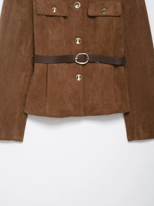Détail de la texture en daim marron avec ceinture ajustable et boucle en métal doré