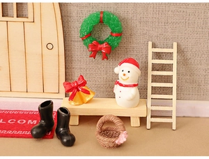 Miniature dollhouse Christmas decor set featuring snowman, wreath and wooden bench