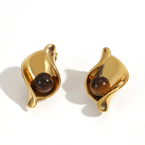 Boucles d'oreilles vagues dorées avec perles marbrées brunes sur fond blanc