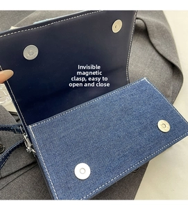 Détail du sac bandoulière en denim montrant les fermoirs magnétiques invisibles