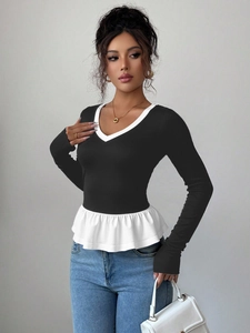 Camiseta entallada de manga larga con dobladillo de volantes y cuello en V blanco