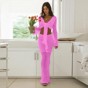Set due pezzi in maglia rosa con top con scollo a V e gonna a maglia traforata