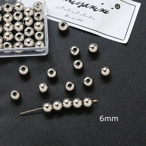 Vista detallada de cuentas espaciadoras de metal plateado 6mm para joyería DIY y nail art