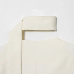 Blazer minimalista crema con scollo a V e dettagli in trama di tessuto intrecciato