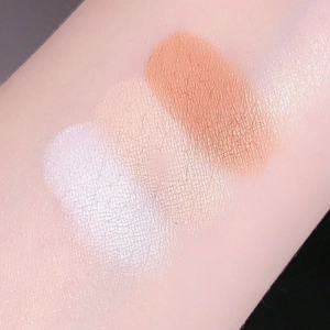 Échantillons d'enlumineur, fard à joues et poudre de contouring sur la peau