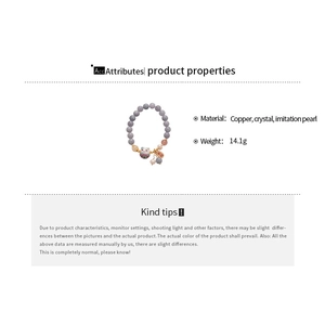 Dettaglio del bracciale di perle di cristallo con ciondolo Maneki Neko e legno inciso