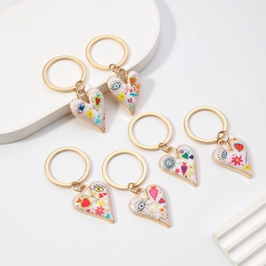Lot de six porte-clés en forme de cœur avec motifs colorés en émail et fleurs