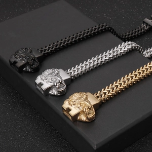 Vue détaillée de bracelets en acier à tête de lion en argent, or et noir sur un socle
