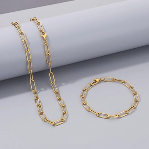 Détail de l'ensemble collier et bracelet à maillons trombone dorés avec texture métal
