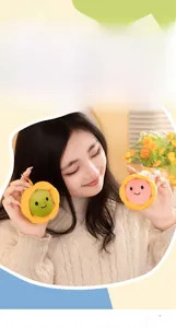 Détail de pendentifs tartes en peluche rose et vert avec visage brodé et anneau