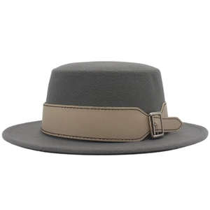 Dettaglio di un cappello di lana grigio con fascia in pelle beige e fibbia metallica