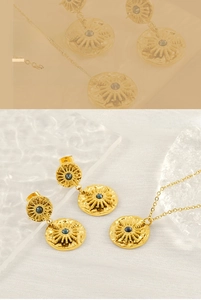 Détails de l'ensemble de bijoux en acier doré avec cristaux bleus et motif étoile