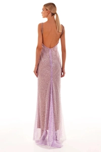 Détail de la robe de soirée à paillettes lilas avec dos nu et coupe sirène élégante