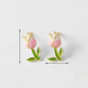 Detail van tulpenoorbellen met afmetingen 13mm bij 7mm en gewicht 3g getoond