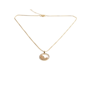 Collier élégant avec pendentif papillon doré orné de zircons colorés et chaîne fine