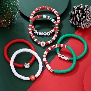 Détail des bracelets en perles d'argile Merry et Joy avec motifs festifs de Noël