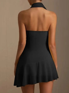 Détail de robe dos nu noire montrant la coupe ajustée et l'ourlet plissé à volants