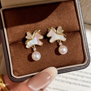 Boucles d'oreilles licorne plaquées or avec nacre, zircon et perle ronde pendante