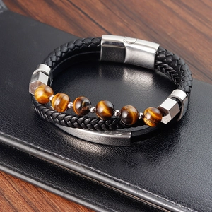 Primer plano de pulsera de cuero multicapa con cuentas de ojo de tigre y cierre imán