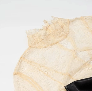 Gros plan du décolleté en dentelle champagne avec bordure en dentelle fine et élégante