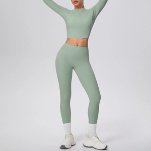 Détail de l'ensemble de yoga vert menthe avec legging taille haute et veste à glissière
