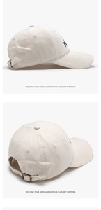 Dettaglio cappello baseball vintage con ricamo laterale e fibbia in metallo regolabile