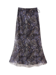 Détail de la jupe sirène en tulle avec imprimé paisley et cordons de serrage latéraux