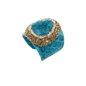 Bague artisanale en cuir de serpent bleu paon avec grappe de cristaux et strass brillants