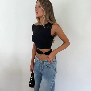 Dettaglio del crop top nero con fibbia ad anello metallico e trama in maglia a coste
