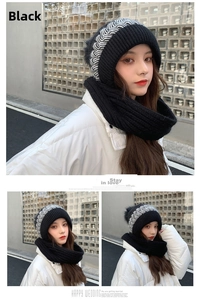 Dettaglio del cappello in maglia nera con motivo a onde e scaldacollo coordinato