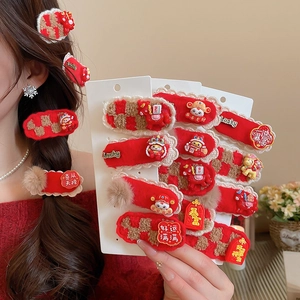 Détail de pinces à cheveux rouges du Nouvel An avec danse du lion et éléments porte-bonheur