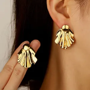 Boucles d'oreilles dorées plissées en éventail avec design luxueux en queue de poisson