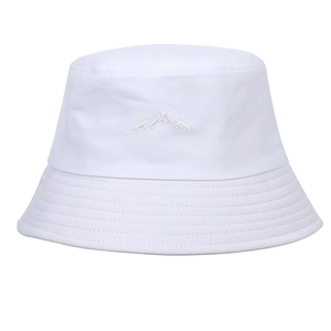 Bob blanc en coton pour l'extérieur avec broderie de montagne sur fond blanc propre