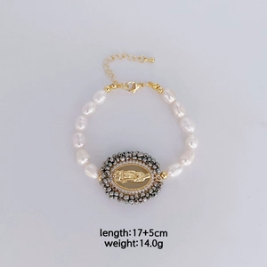 Détail d'un bracelet en perles avec médaille de la Vierge Marie, longueur 17+5cm et poids 14g