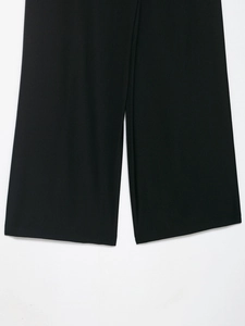 Dettaglio della trama in tessuto twill nero sull'orlo dei pantaloni casual da donna