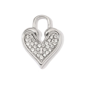 Détail du pendentif cadenas en cœur argenté serti de strass sur fond blanc épuré