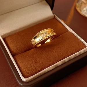 Macro di anello Wulu placcato oro con zirconi in una scatola regalo per gioielli lusso