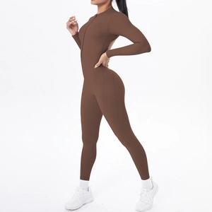 Brauner Langarm-Yoga-Jumpsuit mit Frontreißverschluss und modischem Rückenausschnitt