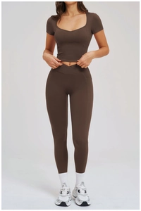 Vollansicht eines Modells im braunen Yoga-Set mit V-Ausschnitt Top und hoher Leggings