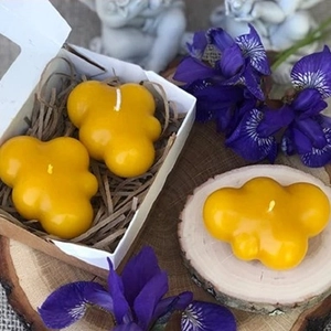 Set de velas de nube amarilla con caja de regalo blanca en base de madera