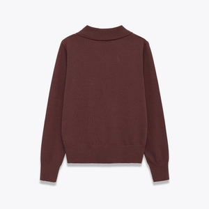 Vista posteriore maglione in maglia bordeaux da donna con colletto a polo e polsini a coste