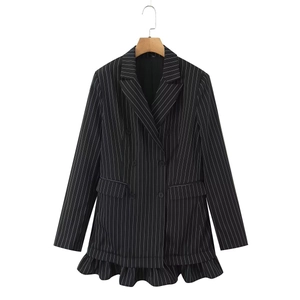Détail de l'ourlet à volants et des boutons à double boutonnage sur un blazer rayé