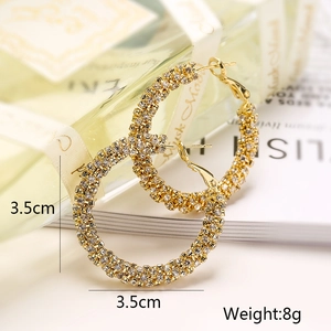 Detailaufnahme goldplattierter Zirkonia-Creolen mit 3,5 cm Durchmesser und 8 g Gewicht