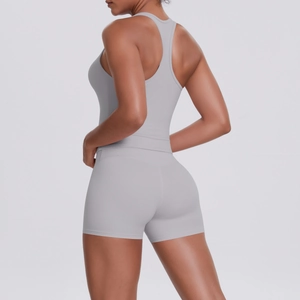 Détail du soutien-gorge de sport dos nageur gris clair et short de yoga taille haute