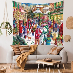 Detail eines Weihnachtswandteppichs mit verschneiter Stadtszene über einem modernen Sofa