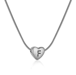 Dettaglio del ciondolo a cuore argento con lettera F su catena a serpente in acciaio