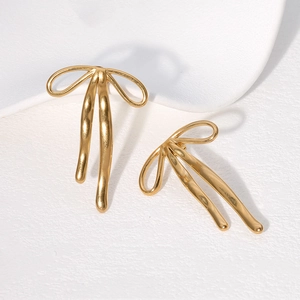 Élégantes boucles d'oreilles nœud en acier inoxydable plaqué or 18k sur fond blanc