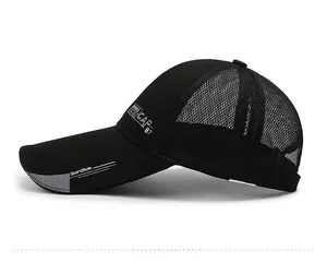 Detail der schwarzen Mesh-Baseballkappe mit weißer Sport-Stickerei an der Seite